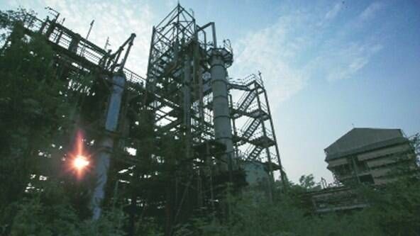 Únik plynu z továrny na pesticidy v Bhopálu zabil v roce 1984 tisíce lidí